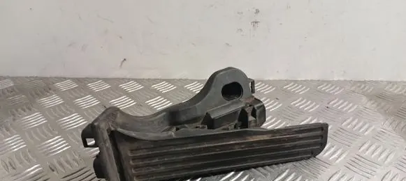 Accelerator throttle pedal