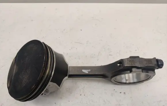 Ford Mustang V Piston with connecting rod