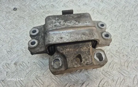 Volkswagen PASSAT B6 Engine mount bracket 3C0199555P