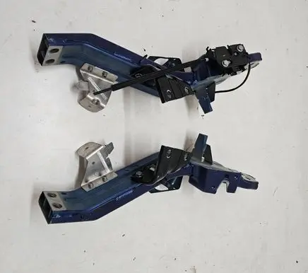 Maserati GranTurismo II Fender mounting bracket 072224696