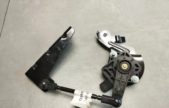 Volkswagen Amarok II Front air suspension height level sensor C2321065350B