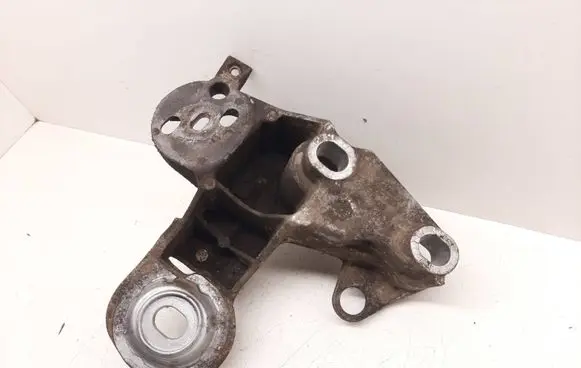 Audi A4 S4 B7 8E 8H Engine mounting bracket 8E0199352N