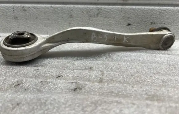 Volkswagen PASSAT B5 Front lower control arm/wishbone