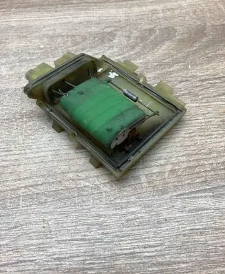 Volkswagen PASSAT B4 Heater blower motor/fan resistor 357959263 881044934