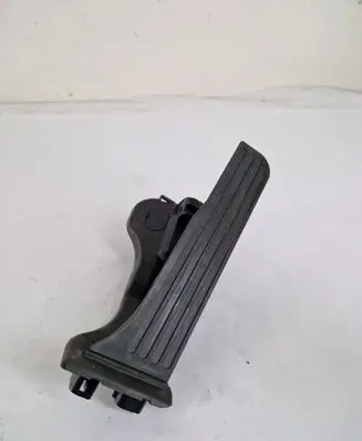 Accelerator throttle pedal