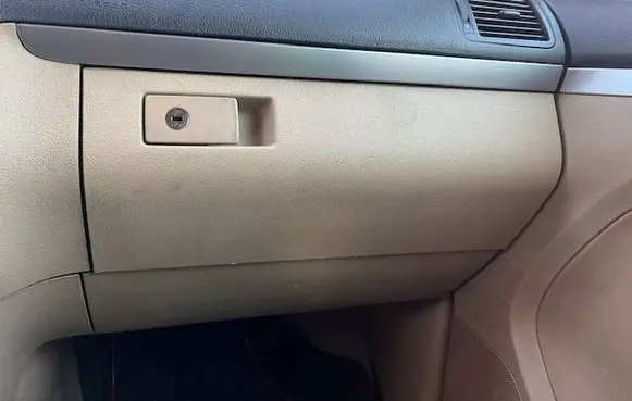 Volkswagen Touran I Glove box 