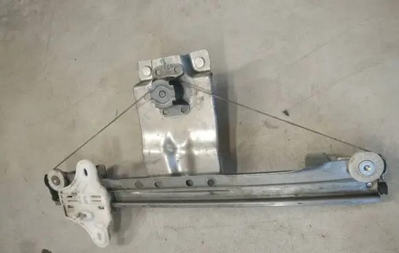 Rear door manual window regulator