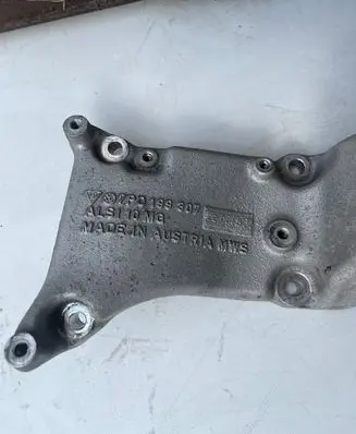 Volkswagen Touareg II Engine mounting bracket 7PO199307