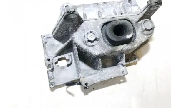 Nissan Juke I F15 Engine mounting bracket