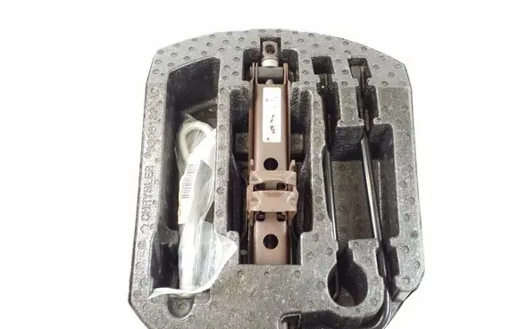 Jeep Grand Cherokee Tool set 68061747AB