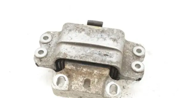Volkswagen Golf V Engine mounting bracket