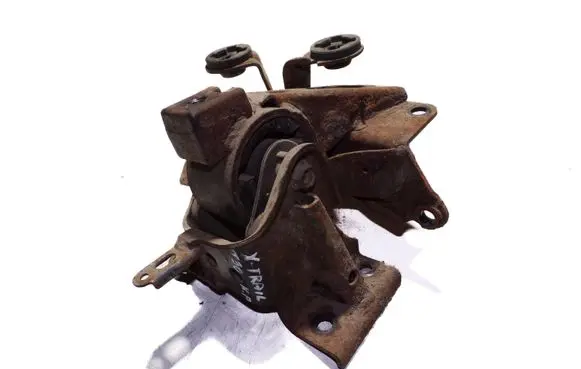 Nissan X-Trail T30 Engine mount bracket