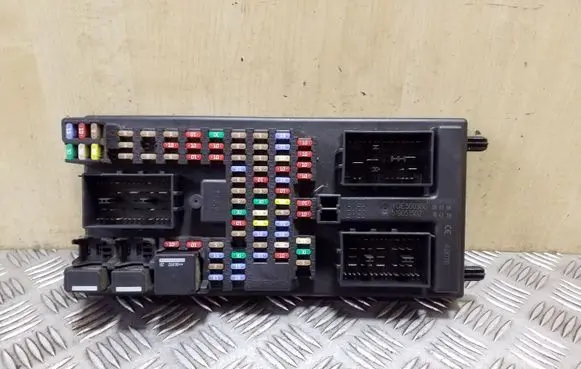 Land Rover Discovery 3 - LR3 Fuse module YQE500300 519051502