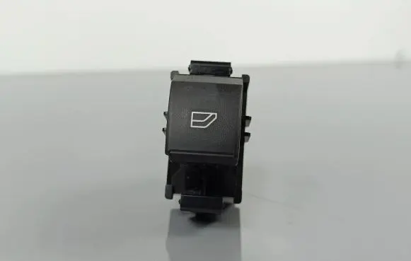 Mitsubishi Eclipse Cross Electric window control switch 8608A415
