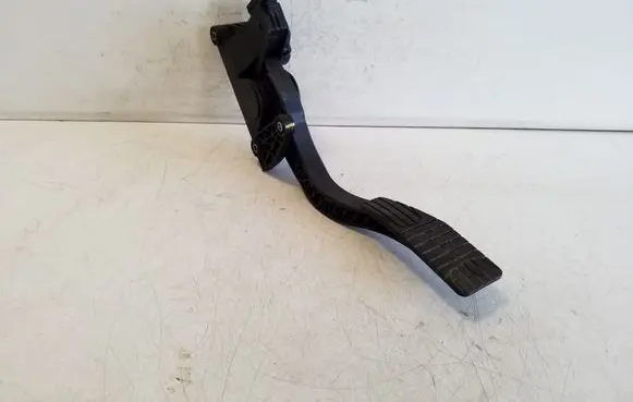 Accelerator throttle pedal