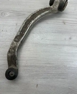 Volkswagen PASSAT B5 Front lower control arm/wishbone 4D0407183