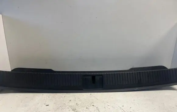 Trunk/boot sill cover protection