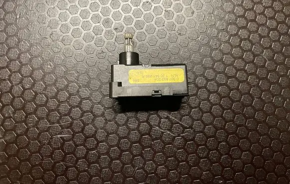 Volkswagen Golf IV Headlight level adjustment motor 0307853304 1J0941295A