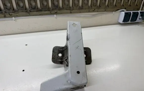 Opel Vivaro Fender mounting bracket 8200523290