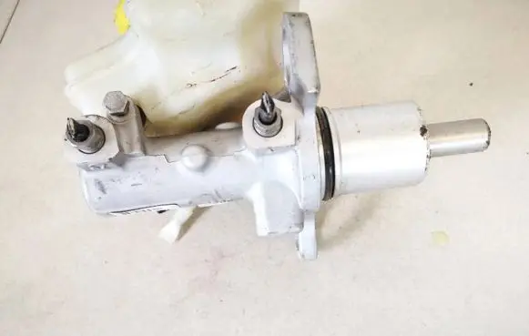 Volkswagen Phaeton Master brake cylinder