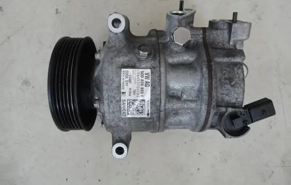 Volkswagen Golf VII Air conditioning (A/C) compressor (pump) 5Q0820803E