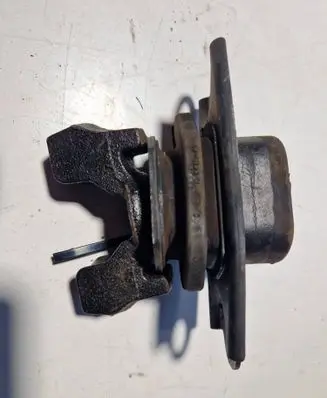 Engine mount bracket