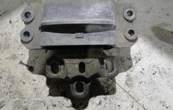 Volkswagen Golf V Engine mount bracket 1K0199555