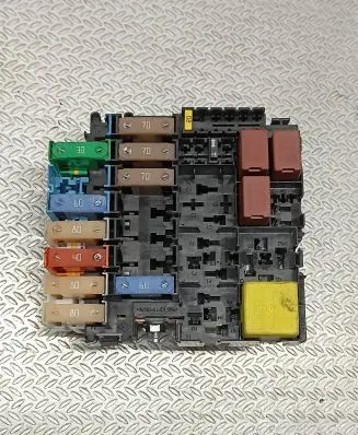 Renault Laguna III Fuse module 8200528467