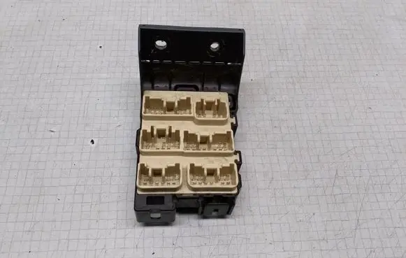 Toyota Avensis T250 Fuse module 8273405030
