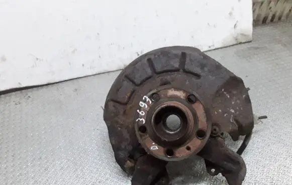 Volkswagen Polo IV 9N3 Front wheel hub spindle knuckle