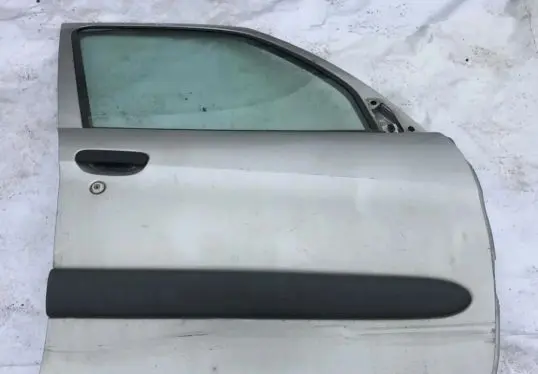 Citroen Xsara Picasso Front door sidabrines