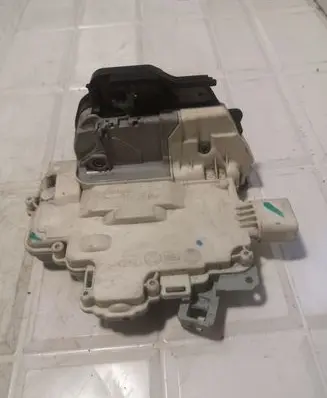 Audi A3 S3 8P Front door lock 4F2837015