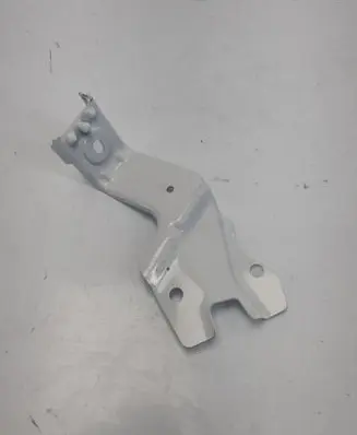 Opel Insignia B Fender mounting bracket