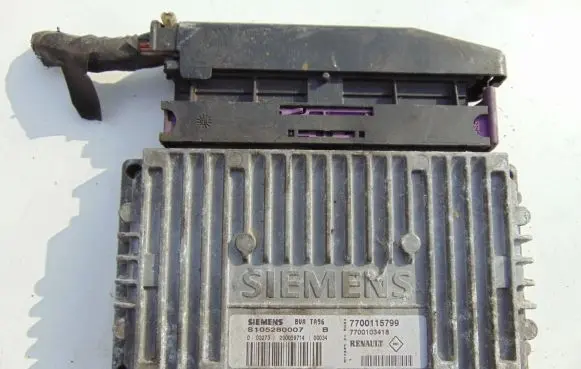 Renault Megane II Engine control unit/module 7700115799