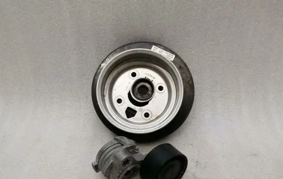 BMW 7 F01 F02 F03 F04 Generator/alternator belt tensioner 7582038