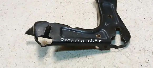 Skoda Octavia Mk2 (1Z) Headlight/headlamp mounting bracket 1Z0805071 1Z0805071A
