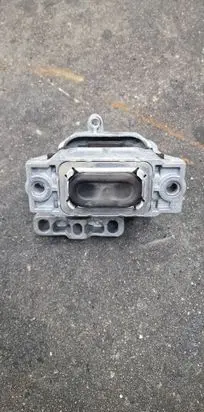 Volkswagen Caddy Engine mount bracket