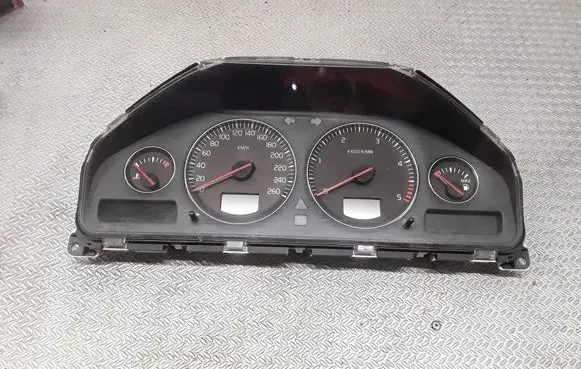 Volvo V70 Speedometer (instrument cluster) 30682277