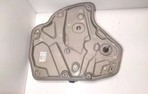 Rear door manual window regulator