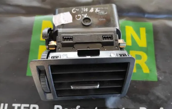 Ford C-MAX I Dash center air vent grill 3m51-r018b09