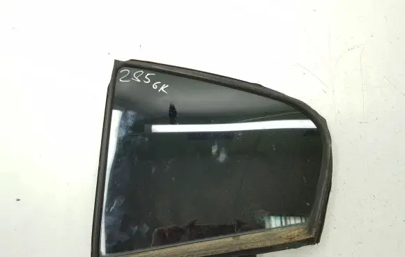 Toyota Avensis T270 Rear vent window glass 6818905060 E143R001583