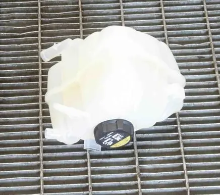 Coolant expansion tank/reservoir