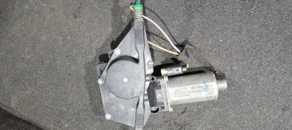 Ford Mondeo MK II Rear door window regulator motor 0130821680583