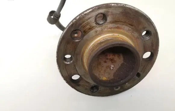 Rear wheel hub