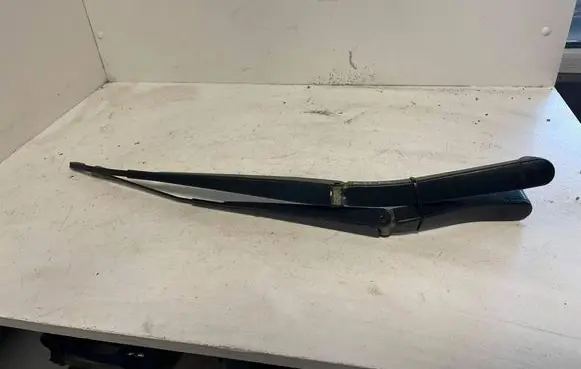 Subaru Legacy Front wiper blade arm A0563LA A6692LD K7415