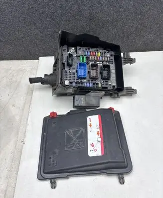 Peugeot 308 Fuse module 9810295780