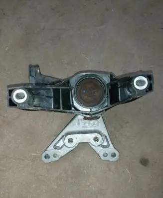 Peugeot 3008 II Engine mount bracket EB2PT
