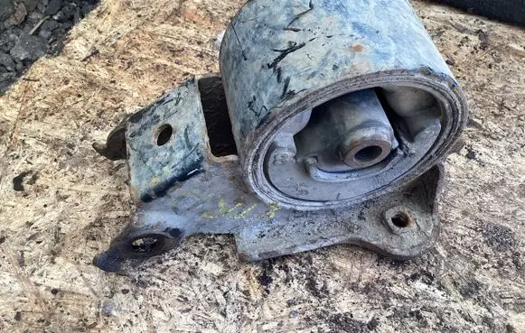 Nissan X-Trail T30 Engine mount bracket