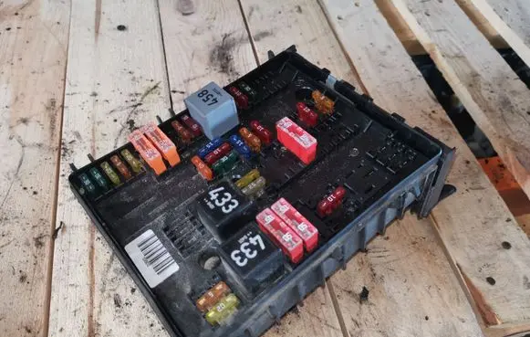 Audi A3 S3 8P Fuse module 1K0937124H
