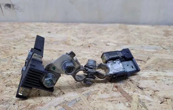 Mazda 5 Positive cable (battery) 